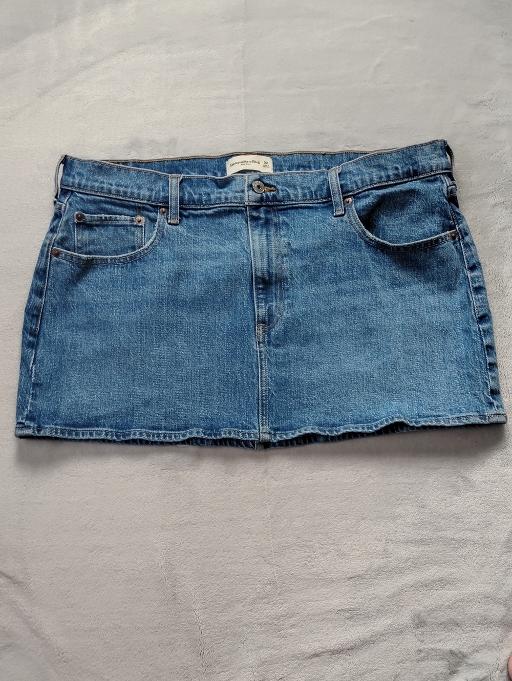 Abercrombie & Fitch Curve Love Mid Rise Medium-Dark Wash Denim Skirt Size 32